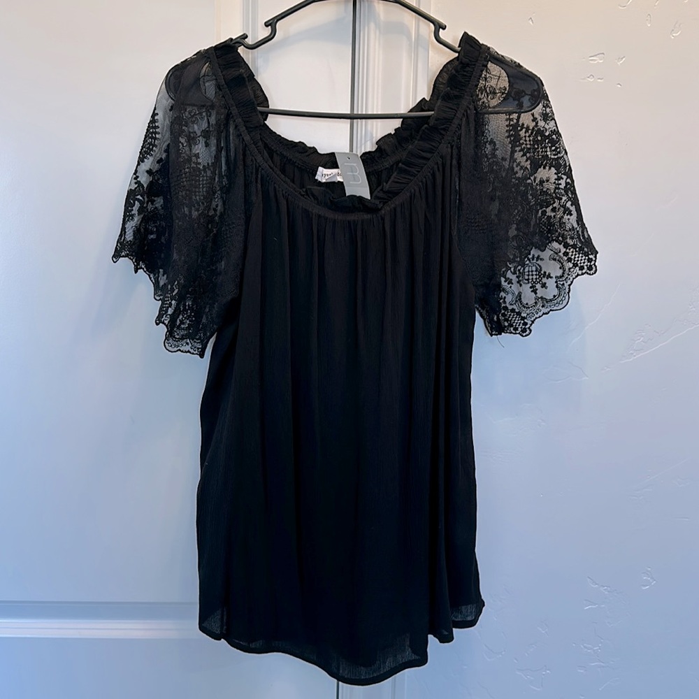 NWT Eyeshadow form Maurice’s/ black blouse with lace sleeves/ size L